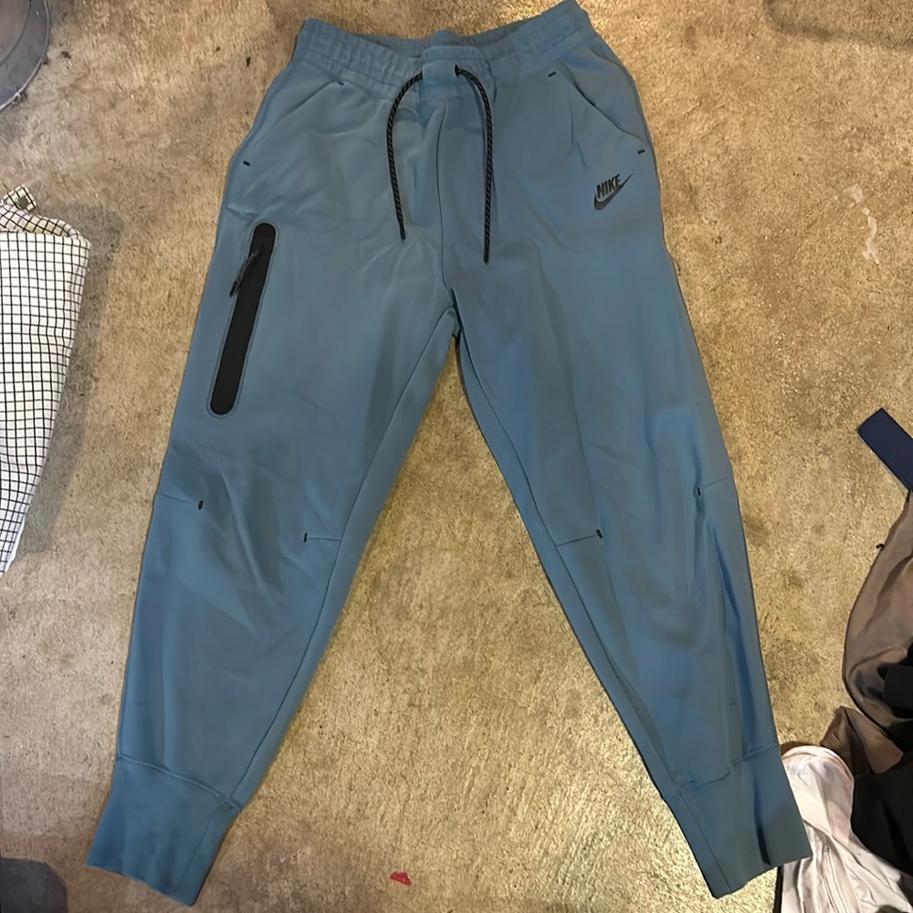 Women’s like new Nike Tech pants